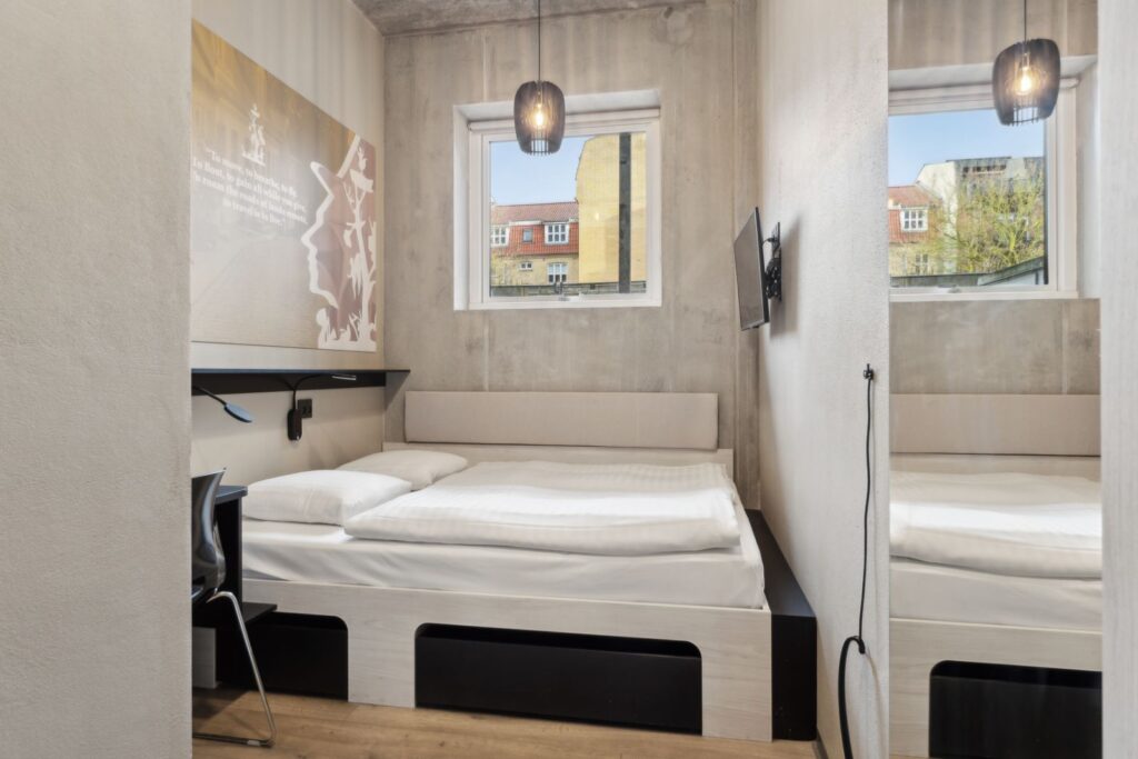 Dobbeltværelse med vindue på Hotel Fyrtøjet midt i Odense